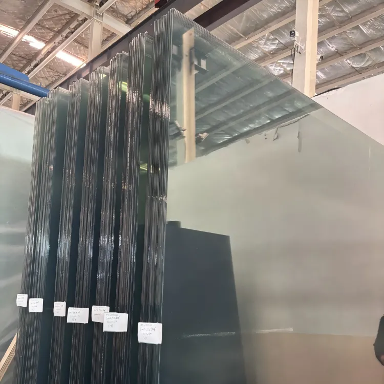 נמוך - זכוכית E.